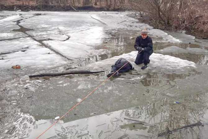 тело женщины эвакуируют со льдины озера