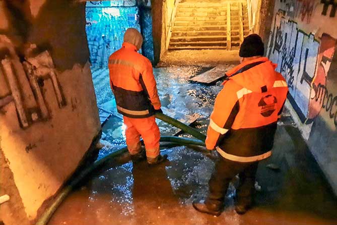 откачивают воду из подземного перехода на Свердлова