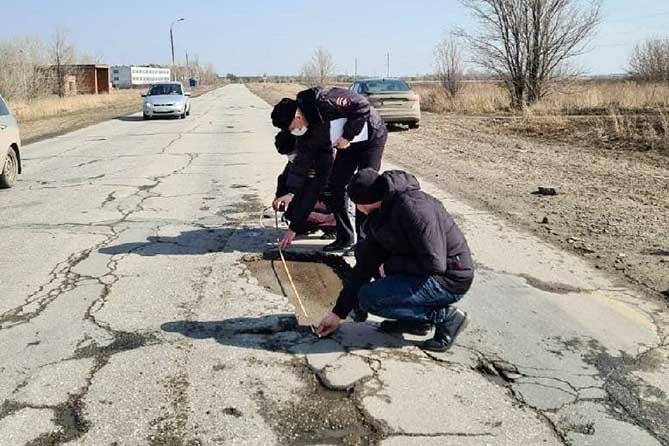 сотрудники прокуратуры проверяют состояние дороги