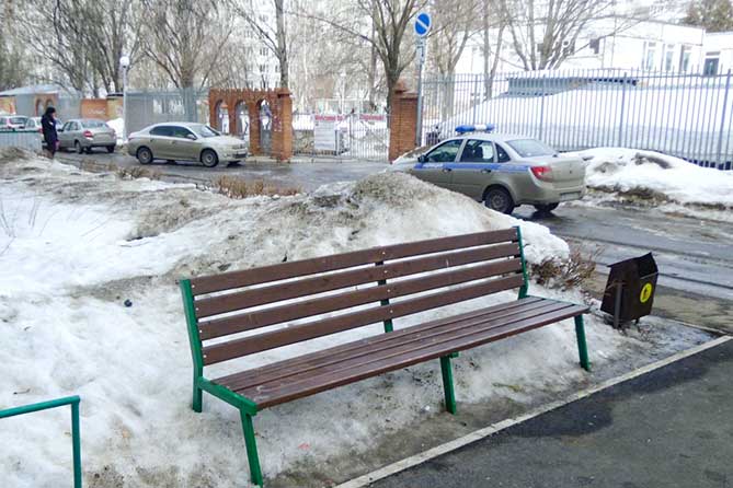 полицейские во дворе дома на улице Ворошилова