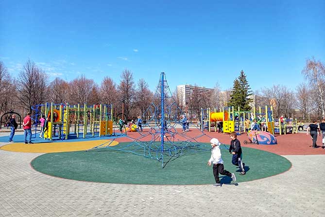 дети на десткой площадке в сквере имени Жилкина