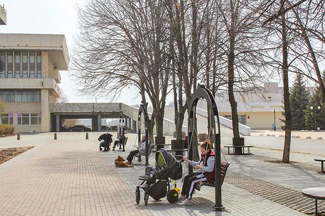 горожане на скамейках-качелях в сквере имени Жилкина