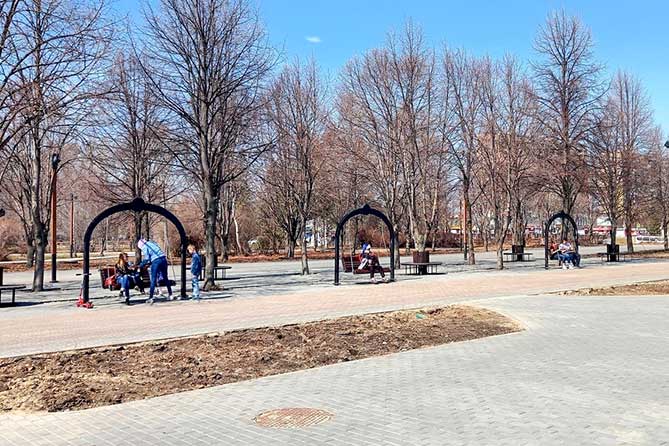 скамейки-качели в сквере имени Жилкина и деревья