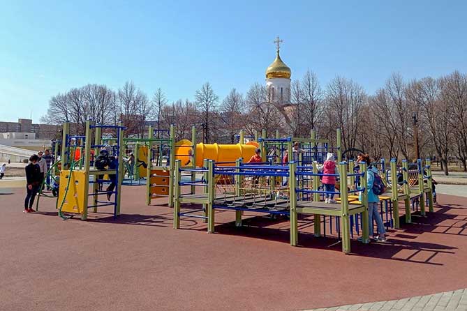 дети и взрослые на детской площадке в сквере имени Жилкина