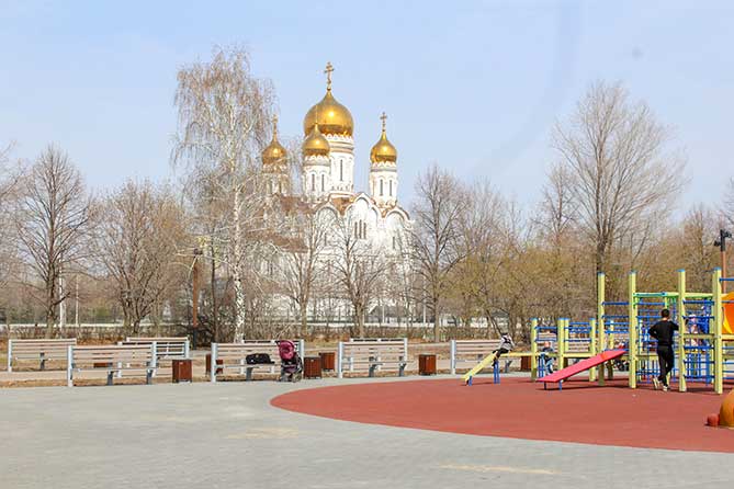скамейки и детская площадка в сквере имени Жилкина весной