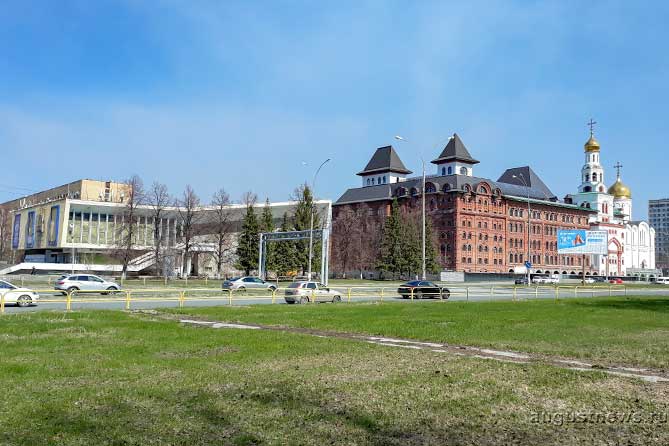 здания бывшего кинотеатра "Сатурн" и Поволжского православного института