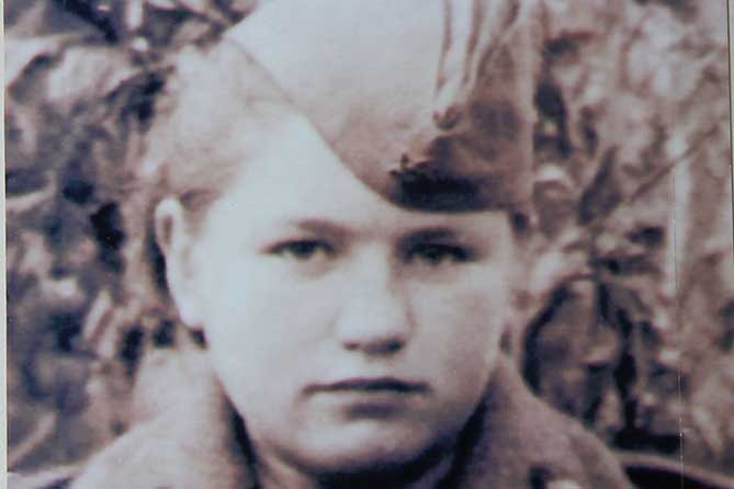 девушка в военной форме в 1943 году