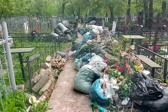 мешки с мусором на баныкинском кладбище