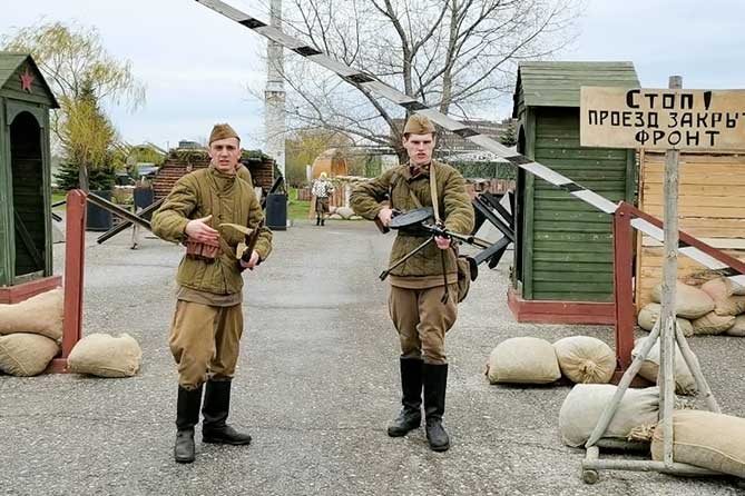 солдаты на выставке в парке имени Сахарова