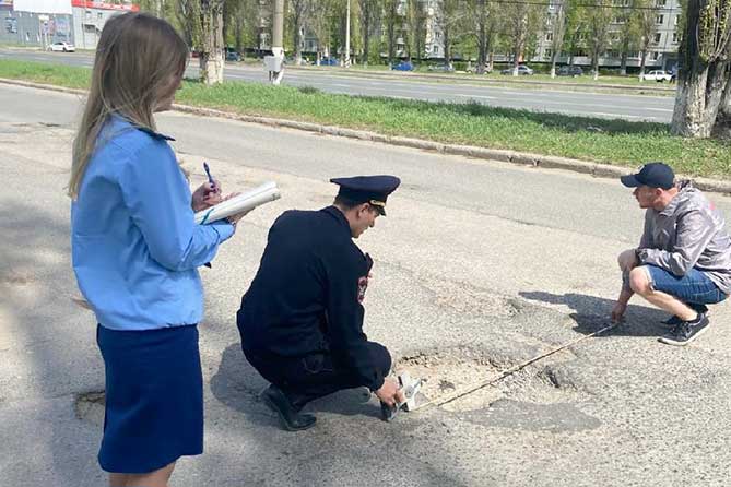 сотрудники прокуратуры и МВД проверяют дороги