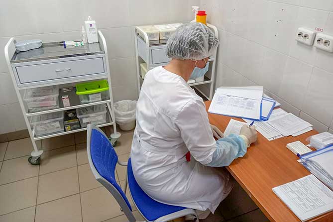 врач в пункте вакцинации в ТРК "Русь на Волге"