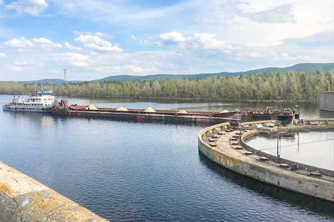 баржа с песком застряла в шлюзе