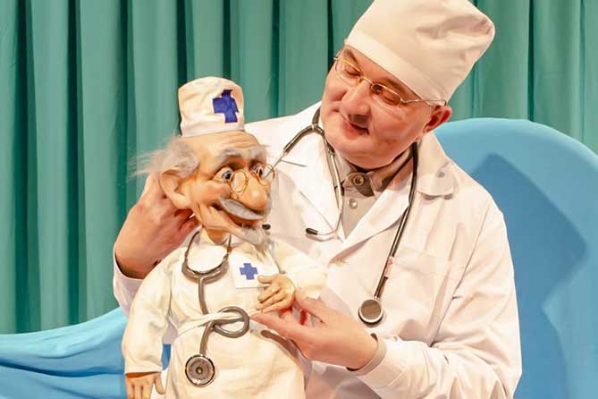 артист театра кукол в спектакле «Добрый доктор Айболит»