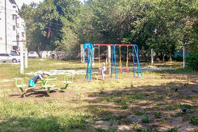 дети катаются на качелях