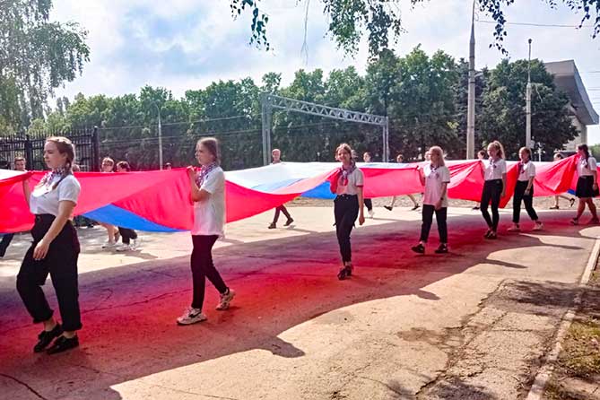 шествие с 28-метровым флагом России
