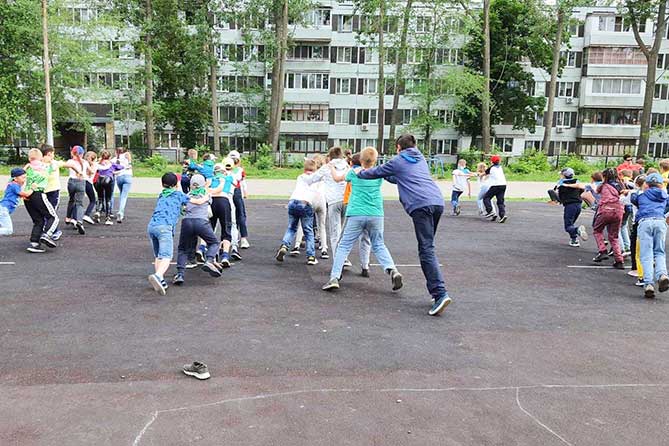 дети играют в спортивные игры в летнем лагере