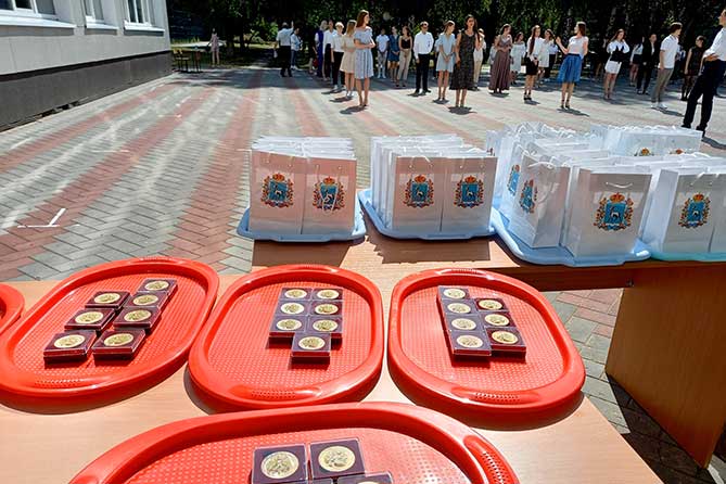 Более 500 выпускников в Тольятти претендуют на медали "За особые успехи в учении" медали "За особые успехи в учении"