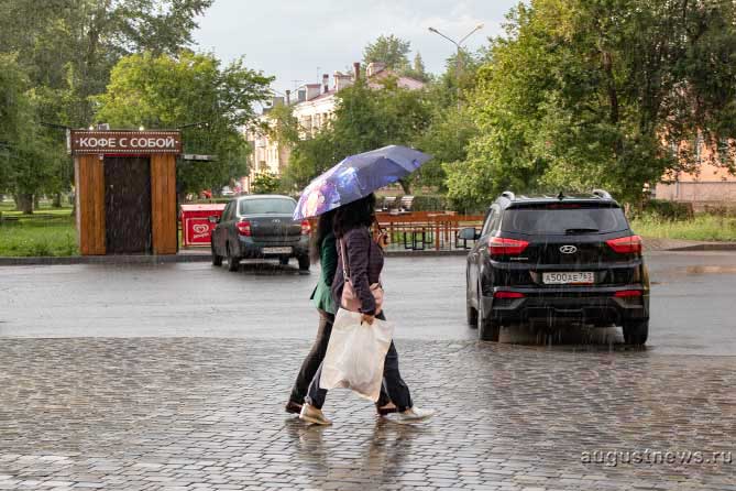 две женщины идут под зонтом