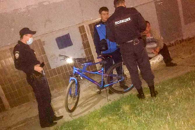 полицейские ищут украденный велосипед