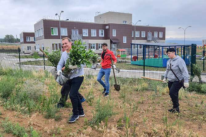 сотрудники «РКС-Тольятти» сажают тополя