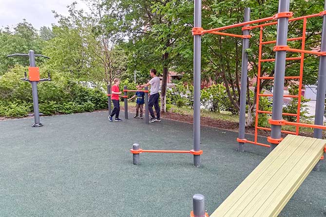 дети на спортплощадке в сквере 14 квартала