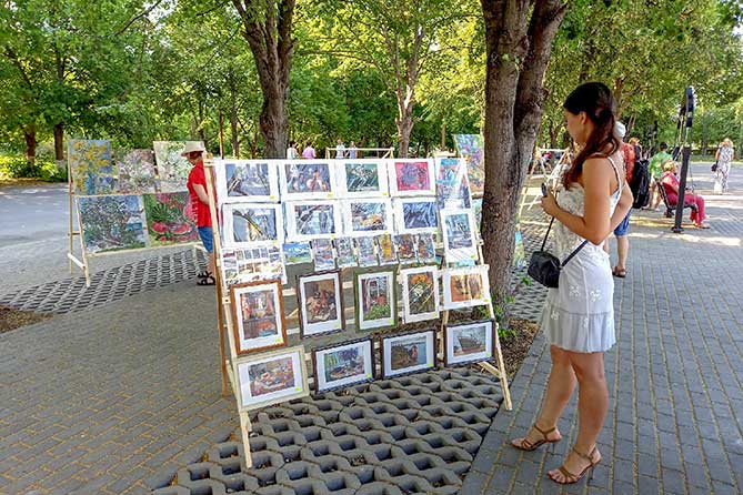 выставка картин в сквере имени Жилкина