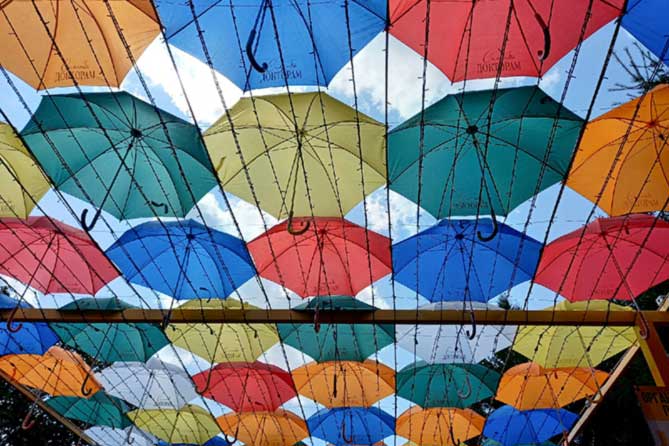аллея парящих зонтиков в Фанни-парке