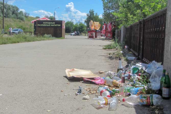 мусор возле забора на набережной
