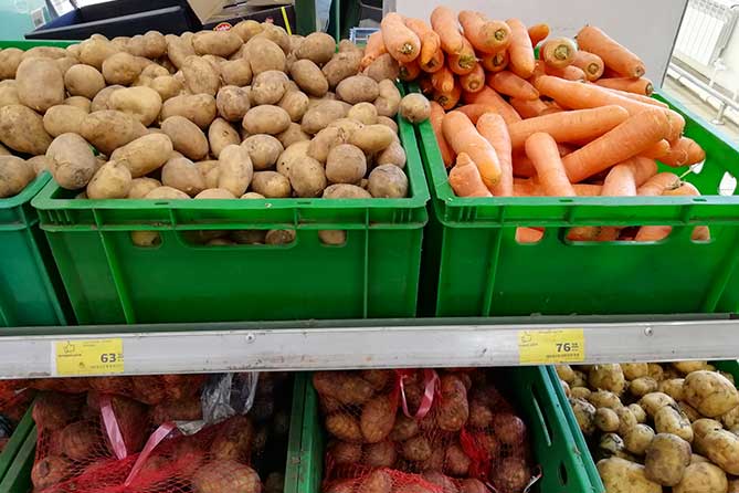 картошка и морковь в магазине по высоким ценам