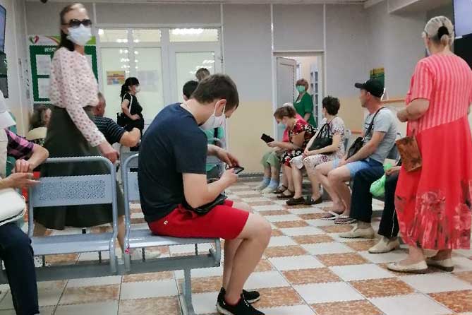пациенты стоят в очереди в поликлинике