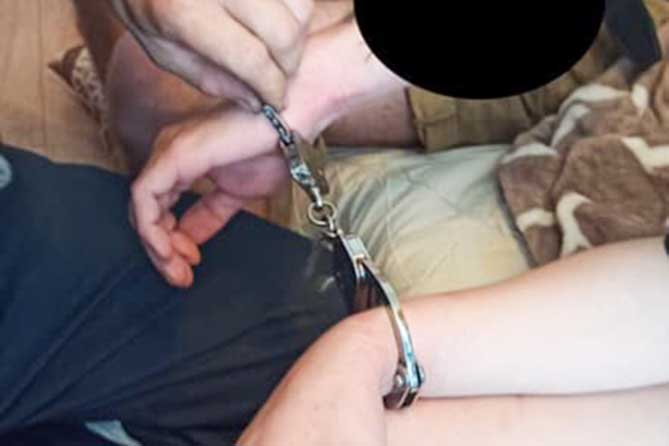 мужчина и женщина скованные наручниками