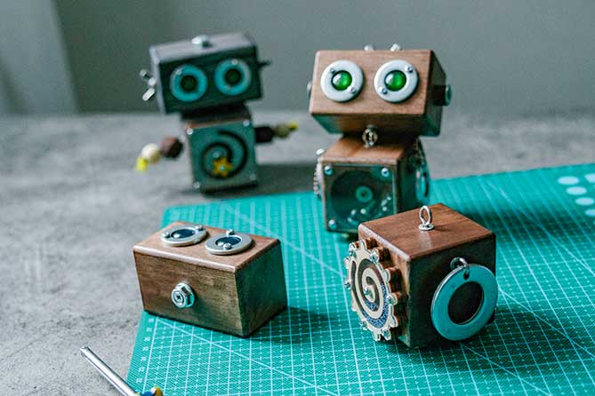игрушечные роботы из дерева