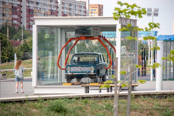 автомобиль ВАЗ-2101 в сквере 50-летия АВТОВАЗа