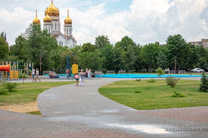 газоны и дорожки в сквере имени Жилкина