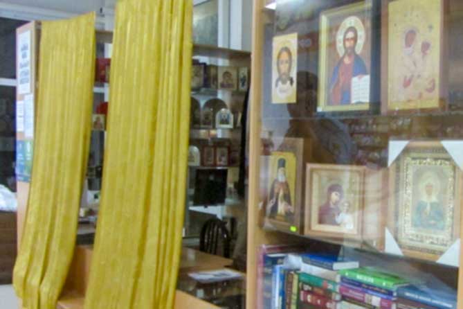 иконы в церковной лавке
