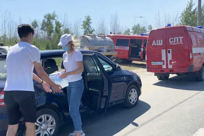 волонтеры доставляют питьевую воду для пожарных