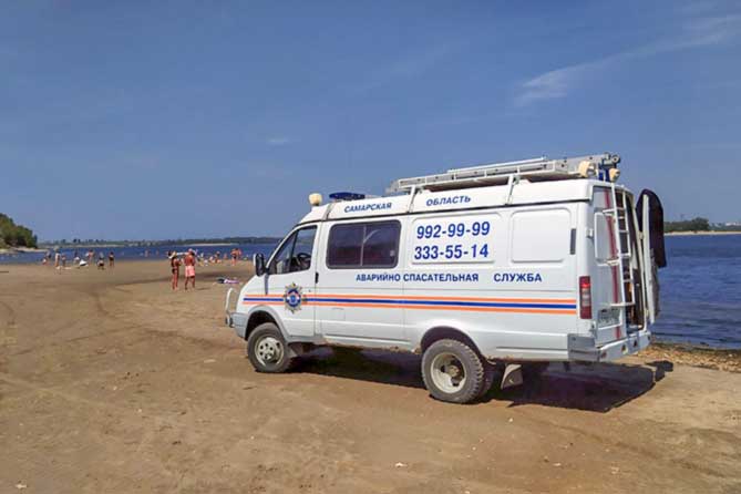 автомобиль спасателей на пляже в Жигулевске