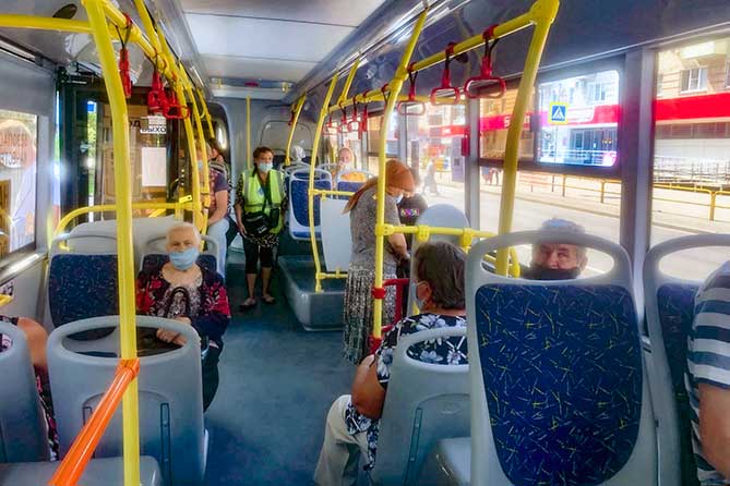пассажиры в масках в автобусе