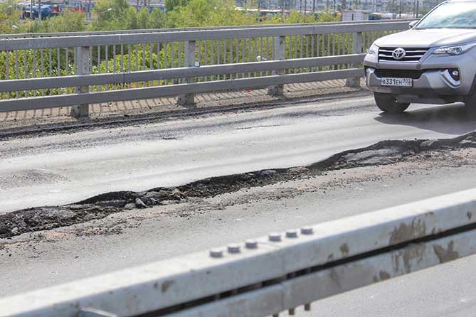 дефекты на асфальтовом покрытии путепровода