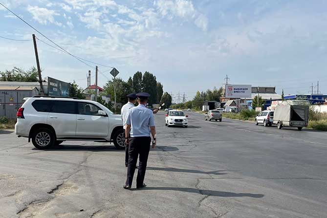 сотрудники ГИБДД останвливают такси на дороге