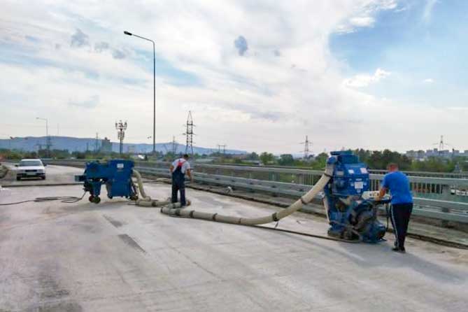 рабочие устраняют дефекты на путепроводе