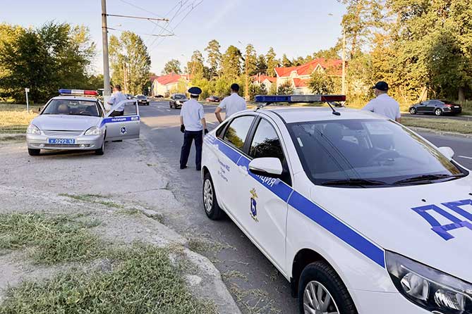 сотрудники ДПС проводят рейд