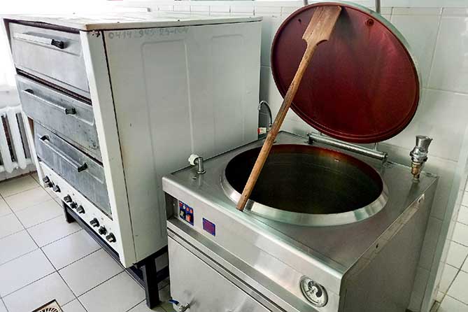 пищеблок в школьной столовой