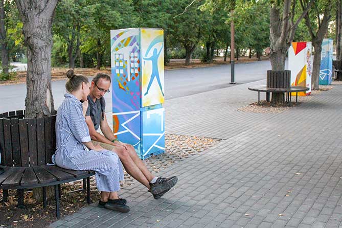 мужчина и женщина сидят на скамейке в сквере имени Жилкина
