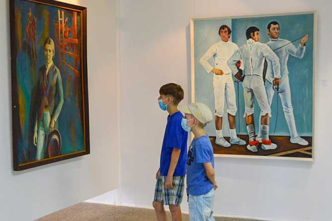 два мальчика рассматривают картины в ТХМ