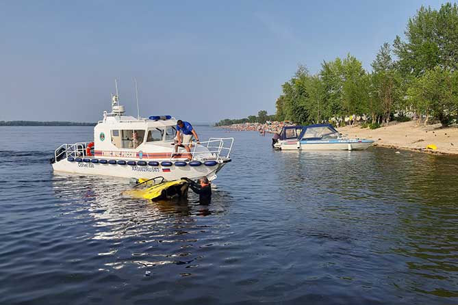 волга спасатель гимс мчс водолаз катер водолаз возле затонувшего катера