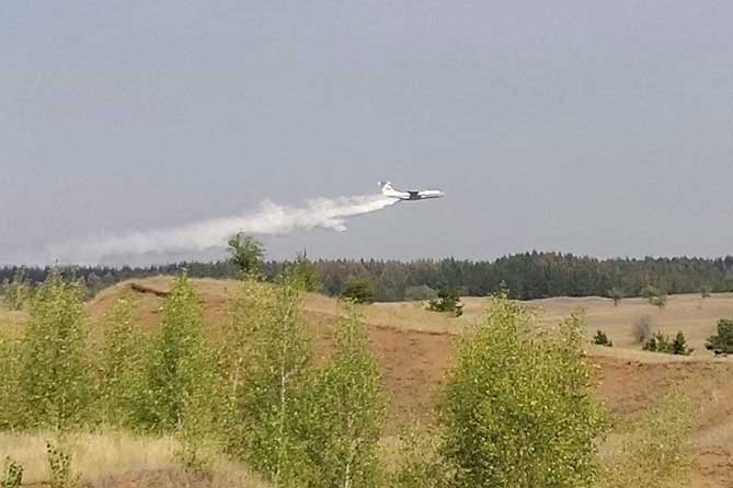 самолет ИЛ-76 тушит лесной пожар