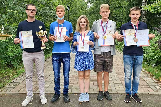 сборная спортшколы 4 "Шахматы" с медалями