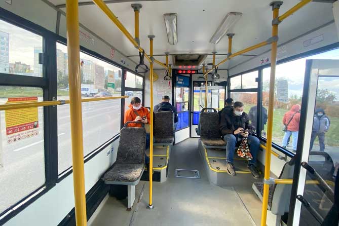 пассажиры в масках в автобусе