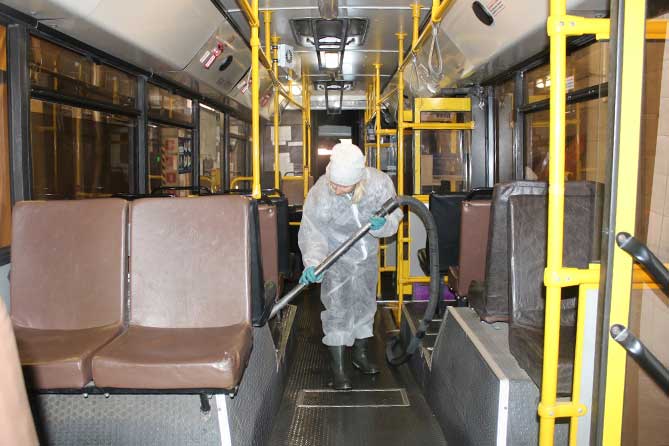 женщина проводит уборку в салоне автобуса